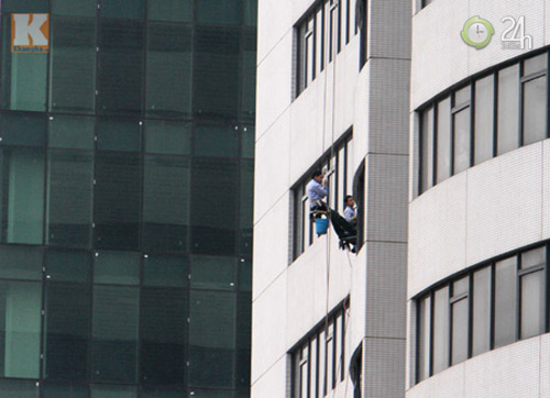 Thót tim nhìn "người nhện" kiếm tiền tết - 6