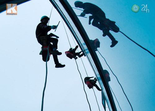 Thót tim nhìn "người nhện" kiếm tiền tết - 4