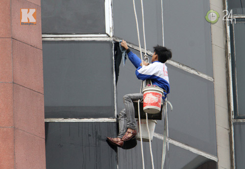 Thót tim nhìn "người nhện" kiếm tiền tết - 3