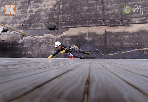 Thót tim nhìn "người nhện" kiếm tiền tết - 9