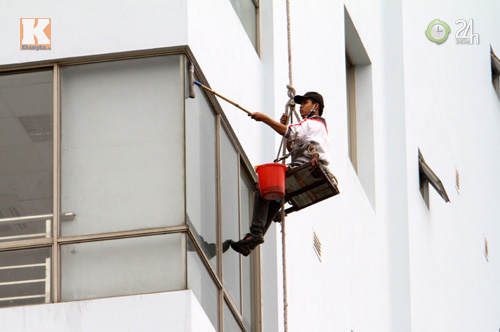 Thót tim nhìn "người nhện" kiếm tiền tết - 7