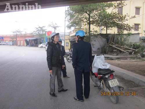 Thanh tra GT cởi áo đòi xử người vi phạm - 2