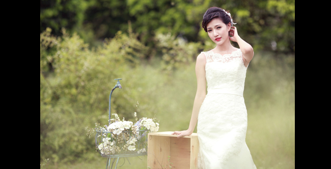 Hot girl Linh Sunny đẹp không tì vết trong bộ váy cưới