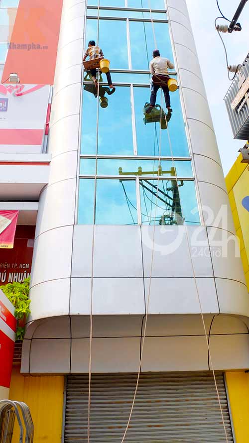 Thót tim nhìn "người nhện" kiếm tiền tết - 12