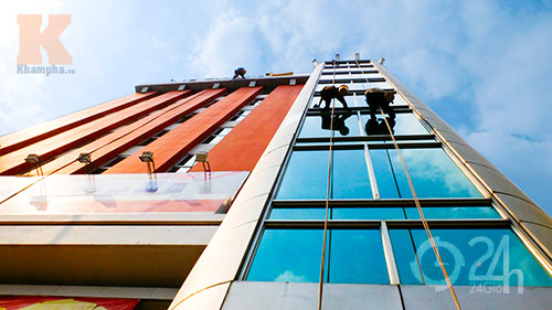 Thót tim nhìn "người nhện" kiếm tiền tết - 5