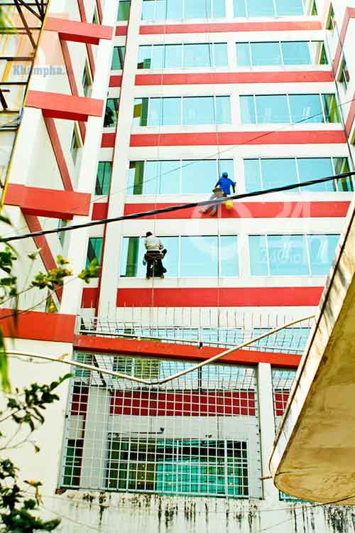 Thót tim nhìn "người nhện" kiếm tiền tết - 10