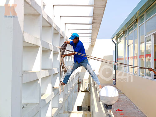 Thót tim nhìn "người nhện" kiếm tiền tết - 3