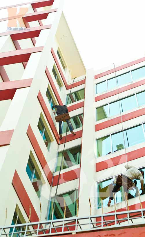 Thót tim nhìn "người nhện" kiếm tiền tết - 4