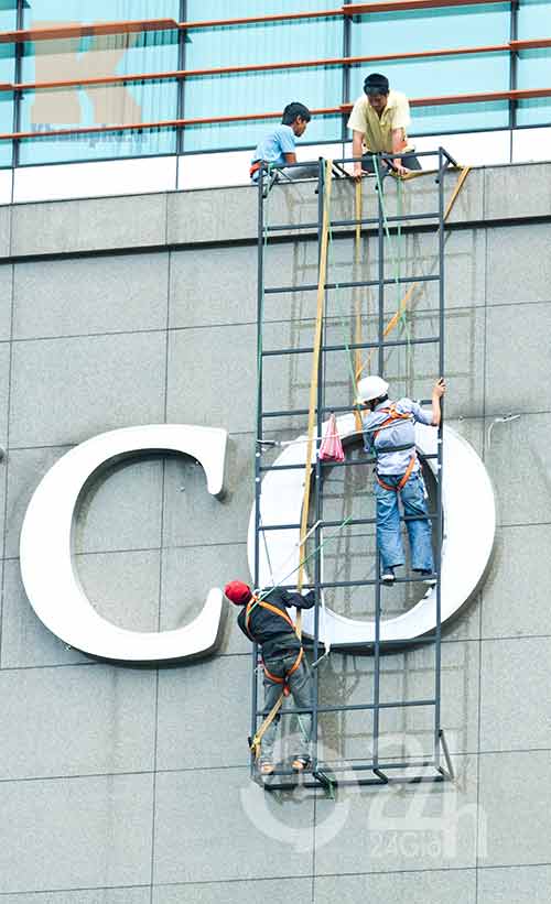 Thót tim nhìn "người nhện" kiếm tiền tết - 11