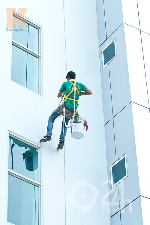 Thót tim nhìn "người nhện" kiếm tiền tết - 8