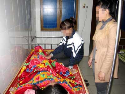 Nữ sinh khóc ân hận vì đánh bạn dã man - 1