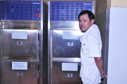 “Chuyên gia trang điểm” cho xác chết - 2