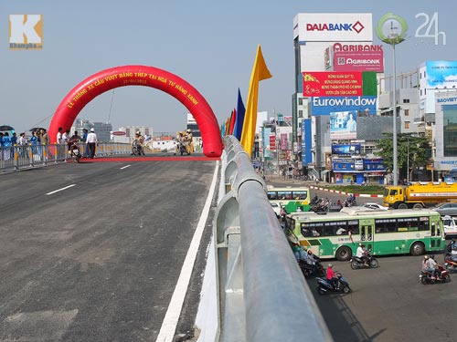TP HCM: Thông xe 2 cầu vượt thép đầu tiên - 4