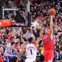 Thể thao - NBA: Griffin úp rổ bằng tay trái