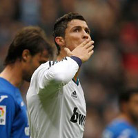 Bóng đá - CR7 lập siêu hattrick: Thách thức Barca