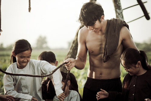 Ngọc Tình lực lưỡng với vai lực điền - 12