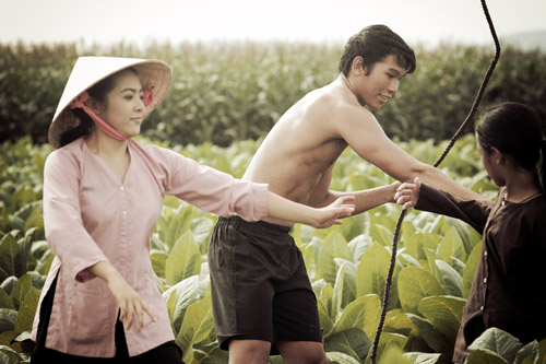 Ngọc Tình lực lưỡng với vai lực điền - 4