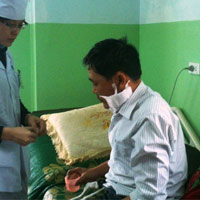 Pháp luật - Côn đồ chém trọng thương trưởng công an xã