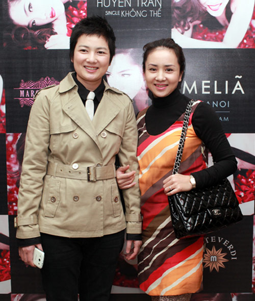 Chị em Thúy Vinh gây chú ý - 2