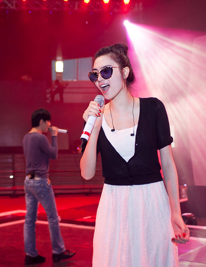 Ngọc Oanh "đụng" đồ hiệu với Hà Tăng - 5