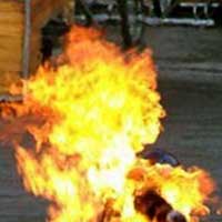 Tin tức trong ngày - Một người đàn ông tự thiêu giữa phố