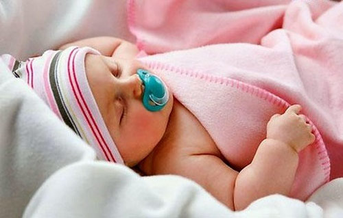 Trẻ mắc đủ thứ bệnh vì nghiện núm vú giả - 2