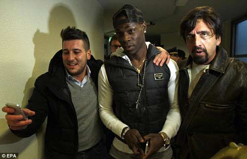 Milan nồng nhiệt chào đón Balotelli - 1