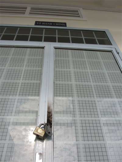 UBND nghỉ làm việc sớm đi ăn giỗ - 2