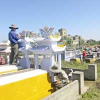 Tin tức trong ngày - Tảo mộ thuê ngày Tết