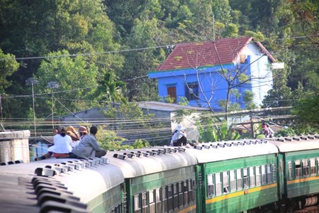 Nhảy tàu sắm Tết - 2