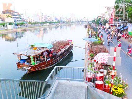 Hoa tết cập bến Bình Đông đợi khách - 7