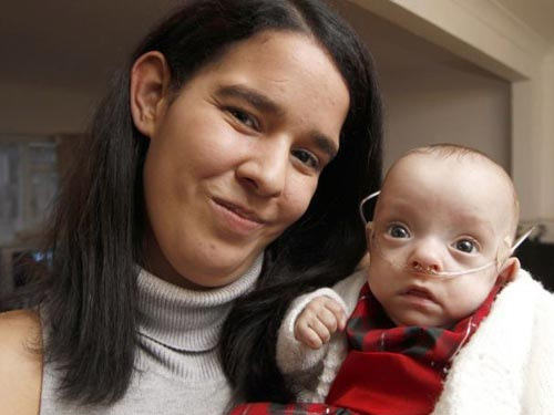 Bé tí hon nặng nửa kí sống sót thần kì - 1