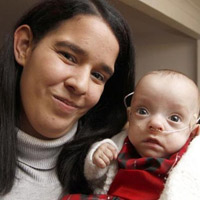 Sức khỏe đời sống - Bé tí hon nặng nửa kí sống sót thần kì