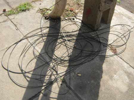 Dây điện thoại cứa ngang cổ người đi đường - 3