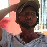 Tin tức trong ngày - Dây điện thoại cứa ngang cổ người đi đường