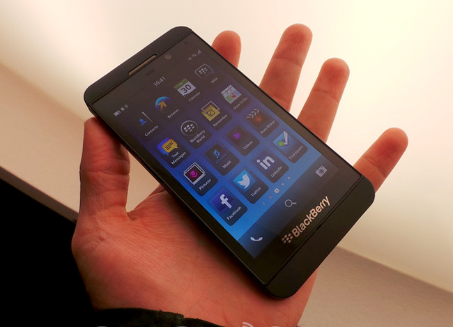 BlackBerry Z10 là chiếc smartphone mang thiết kế hoàn toàn mới của nhà sản xuất Canada, với kiểu dáng dạng thanh, và màn hình cảm ứng, không có phím cứng.