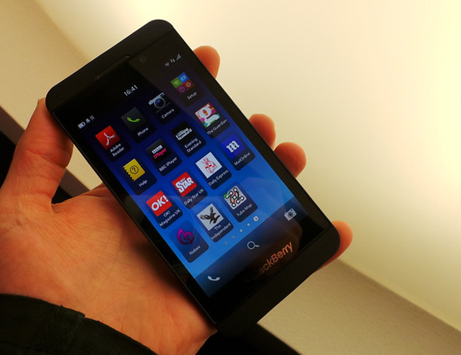 BlackBerry Z10 chạy hệ điều hành BlackBerry 10 mới nhất được hãng này ra mắt ngày hôm qua.