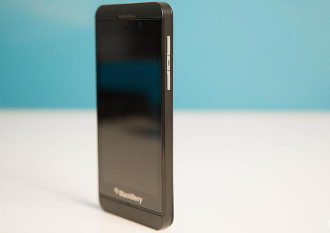 Cận cảnh smartphone Blackberry Z10 - 15