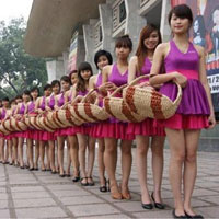 Bạn trẻ - Cuộc sống - Chân dài sinh viên đắt khách dịp Tết