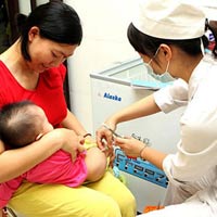Sức khỏe đời sống - Cán bộ tiêm vắc xin ’không sành’ về phản ứng thuốc