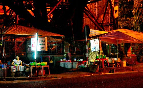 Lạ lùng “nhan sắc” bún đỏ - 4