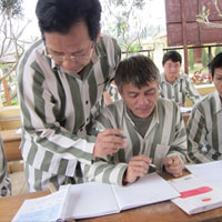 Cựu Hiệu trưởng mua trinh kể về Tết trong tù