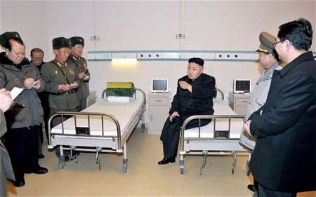Kim Jong-un hút thuốc khi tới thăm bệnh viện - 1