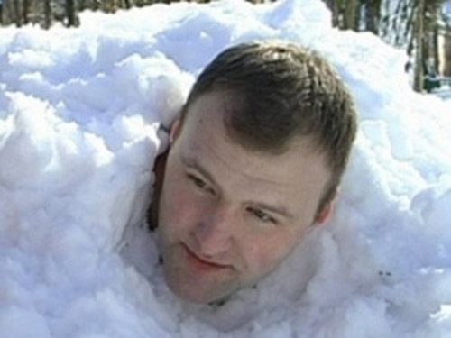 Lập kỷ lục Guinness ngâm mình trong tuyết 60 phút - 1