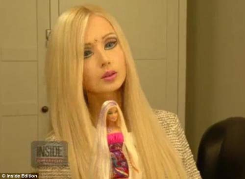 Hai người giống hệt búp bê chê nhau giả tạo - 3