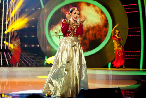 Kyo York nhái Lady Gaga nửa Tây, nửa ta - 4