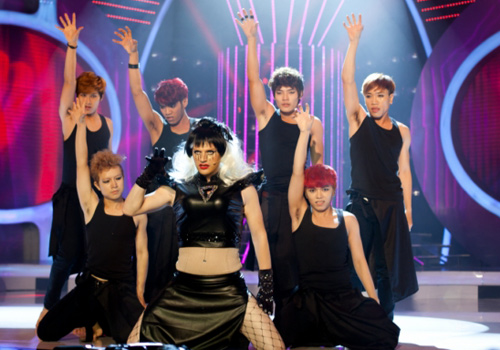 Kyo York nhái Lady Gaga nửa Tây, nửa ta - 4