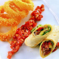 Ẩm thực - Trổ tài làm bánh ngô cuộn thịt bò nướng