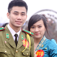 Bạn trẻ - Cuộc sống - Sinh viên Lào dạo chơi vườn đào Nhật Tân