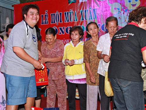 Trò cưng Mr Đàm tích cực đi từ thiện - 9